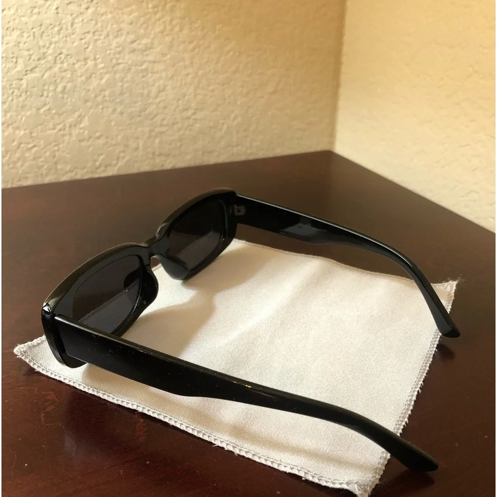 Like-new Sunglasses in Black - Picture 5 of 6